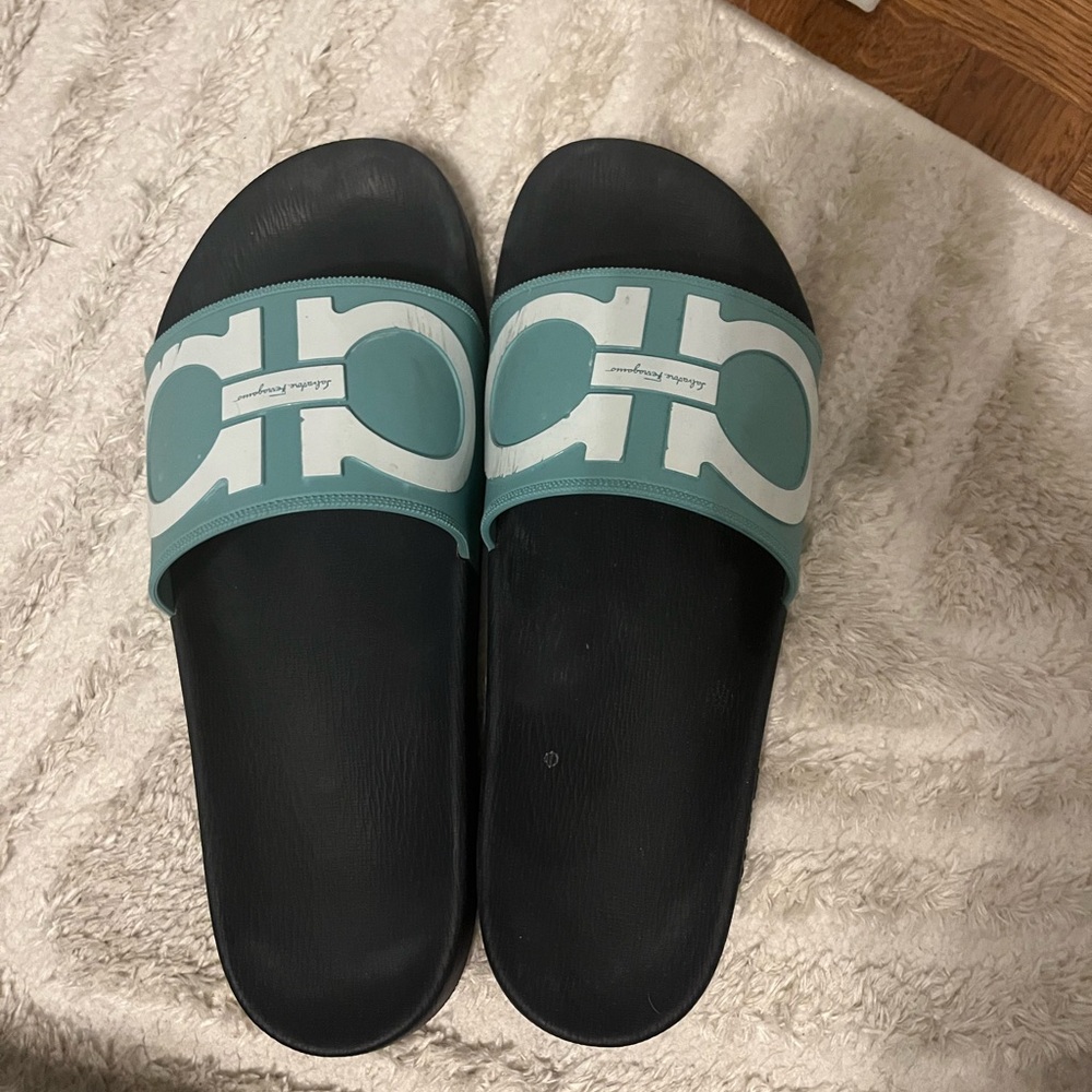 Men’s ferragamo sandals can come with box